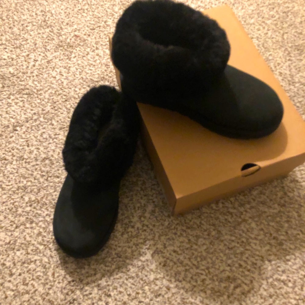 Perfect for the cold winder. Black pair of Ugg Boots.